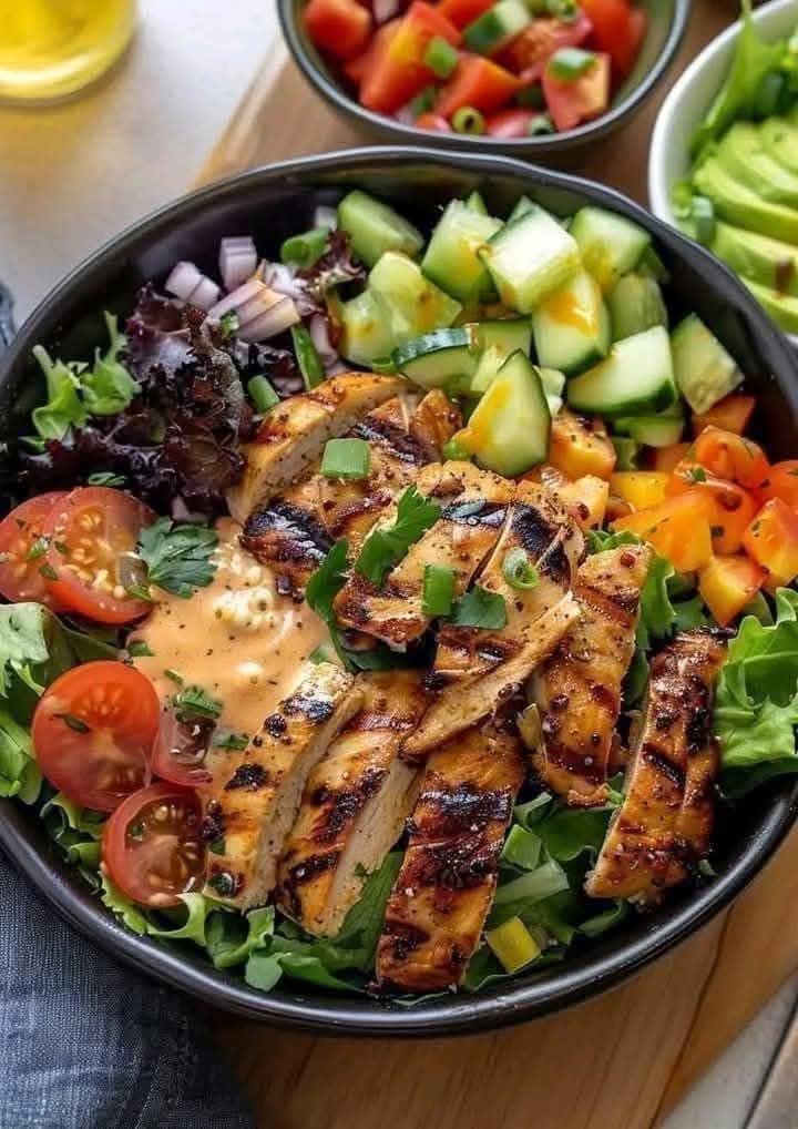 Grilled Chicken Salad Bowl: A Nutritious and Delicious Meal