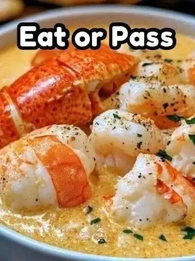 WOULD YOU EAT THIS GARLIC BUTTER LOBSTER AND SCALLOPS