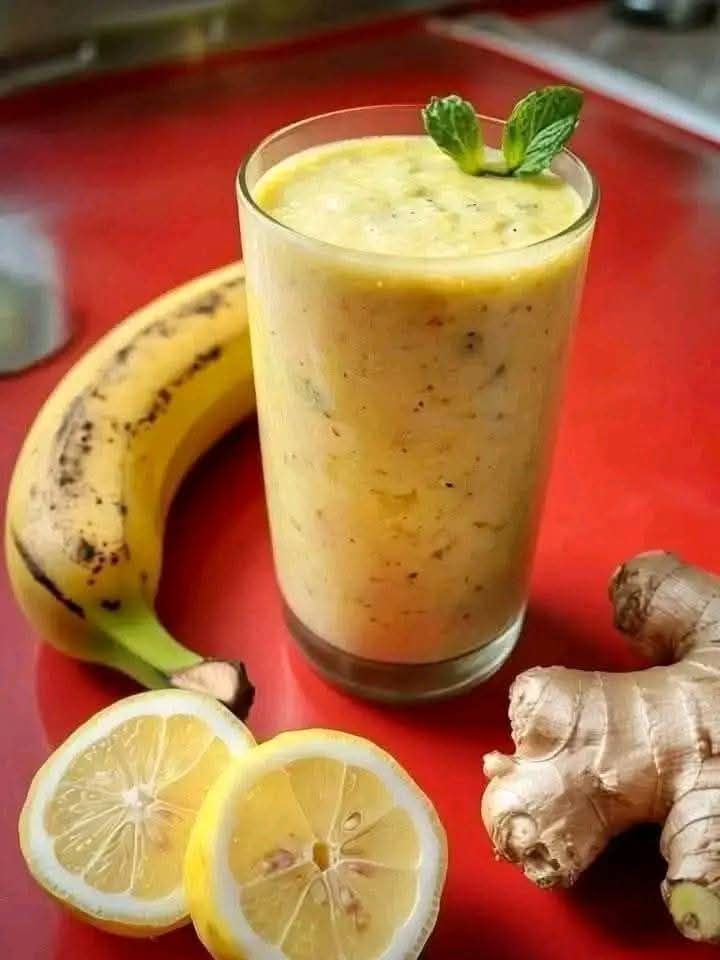 The banana, lemon and ginger smoothie is a refreshing and energizing drink.