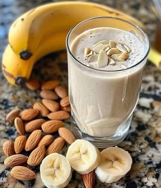 ALMOND, BANANA, AVOCADO SMOOTHIE WITH HONEY