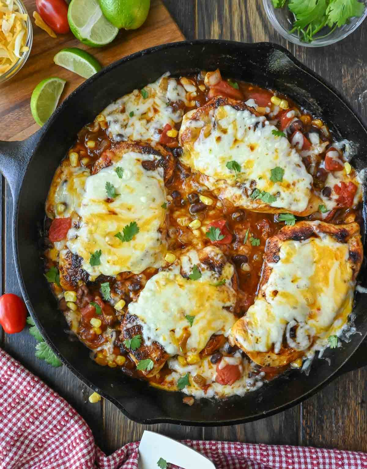 This amazing Santa Fe Chicken skillet is a fantastic and complete meal packed with hearty flavors!